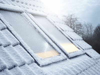 Sonnenschutz verbessert die Wärmedämmung eines Fensters – Wabenplissees sogar um bis zu 21 Prozent. So können sie helfen, Heizkosten zu senken. Foto: Velux Deutschland GmbH